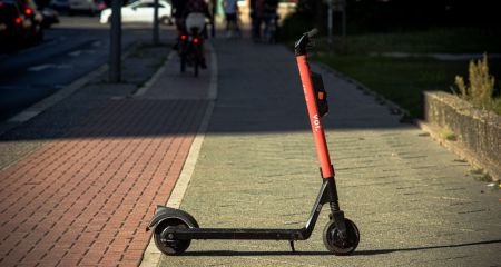 В Украине готовят строгие правила и большие штрафы для водителей электросамокатов и моноколес
