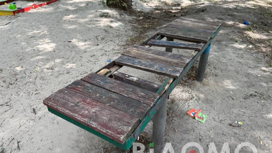 В Центральном парке Каменского вандалы раскурочили новую игровую площадку (ФОТО)
