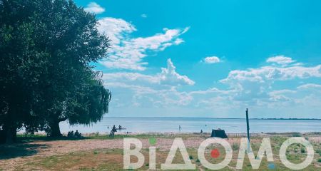 Курорт в тени войны: единственный безопасный для купания пляж Криворожья встречает лето заброшенным и без туристов (ФОТО, ВИДЕО)