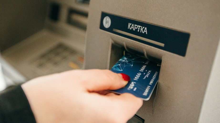 Перевыпускала карты без ведома клиентов: заведующая банком из Каменского присвоила 300 тысяч гривен вкладчиков