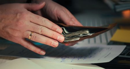 Вычеты из зарплаты: в каких случаях работодатель имеет законное право удержать до 50% заработка работника