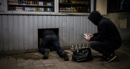 У Кривому Розі двоє чоловіків через отвір для собак вкрали горілку та цигарки з кіоску