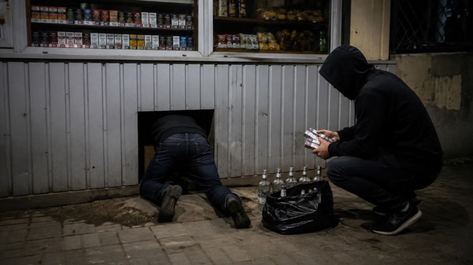 В Кривом Роге двое мужчин через отверстие для собак украли водку и сигареты из киоска