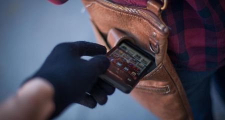 В Каменском мужчина обокрал женщину в аптеке