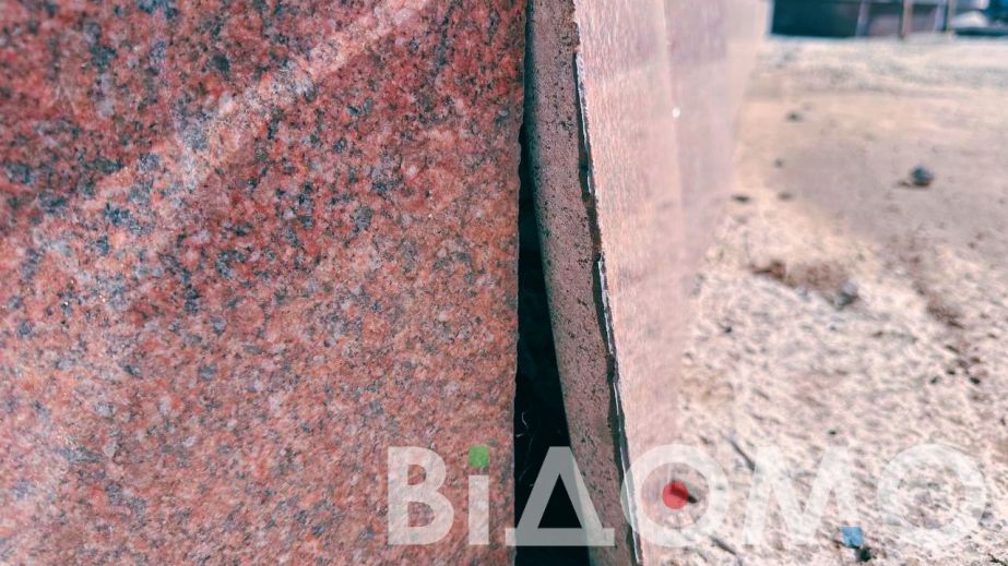 Не успели построить, а уже развалилось: в Кривом Роге разрушается скандальный Мемориал павшим Героям (ФОТО, ВИДЕО)