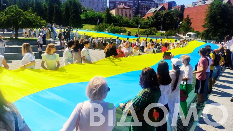 Перше весільне фото та велетенський прапор над Дніпром: у місті до Дня Незалежності провели патріотичну акцію "Крила єдності" (ФОТО, ВІДЕО)