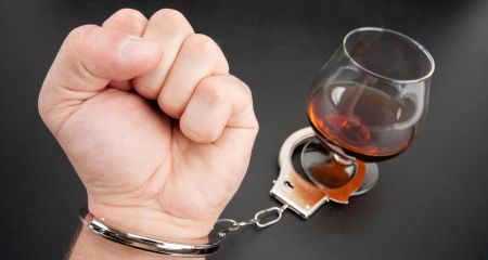 У Дніпрі чоловік з барабаном намагався вкрасти коньяк з супермаркету