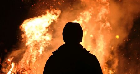 Не простил разрыва: на Криворожье мужчина дотла сжег автомобиль бывшей возле ее дома