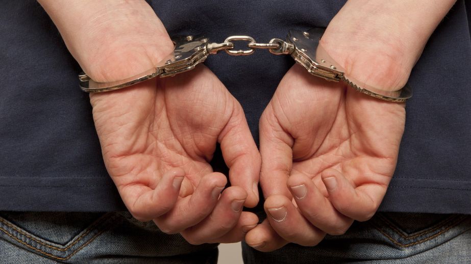 У Дніпрі чоловік вирвав телефон у пенсіонерки та представився поліцейським чужим ім'ям