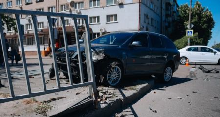 В Днепре возле "Поплавка" автомобиль после столкновения снес забор