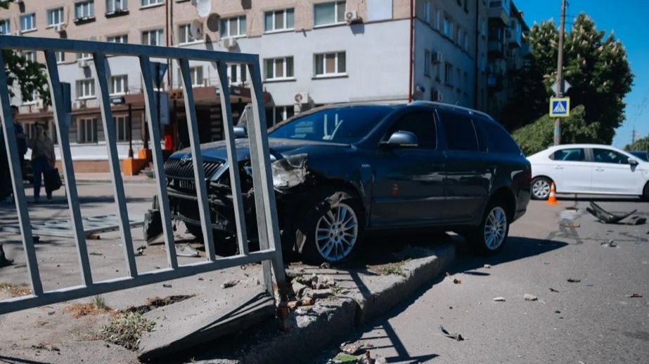 У Дніпрі біля "Поплавка" автівка після зіткнення знесла паркан