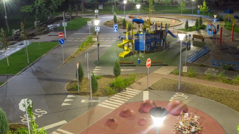 У нещодавно реконструйованому сквері Усачова у Дніпрі спалили туалет