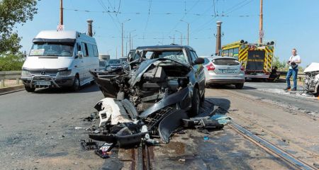 В Днепре на Амурском мосту столкнулись три автомобиля, есть пострадавшие (ФОТО)