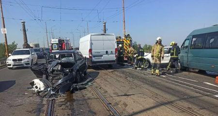 Внаслідок аварії на Амурському мосту у Дніпрі постраждали 6 осіб