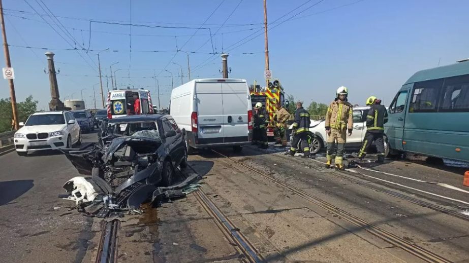 Внаслідок аварії на Амурському мосту у Дніпрі постраждали 6 осіб