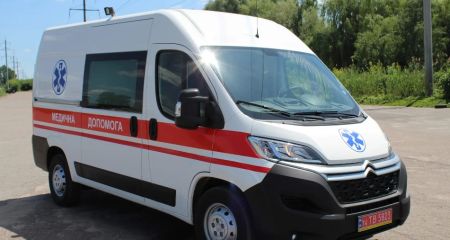 На Дніпропетровщині чоловіка затисло між двома вантажівками: він помер на місці