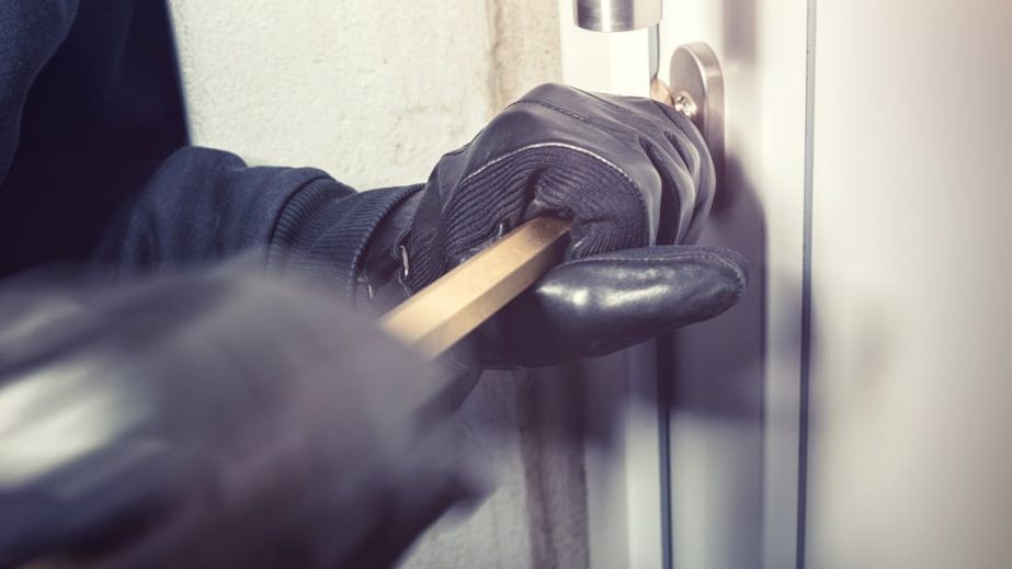 У Кам'янському районі чоловік обікрав будинок військовослужбовця