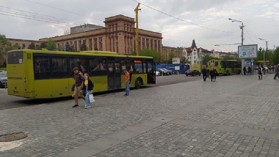 Водитель автобуса в Днепре пытался высадить пассажира, у которого началось кровотечение (ВИДЕО)