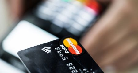 На Днепропетровщине мужчина две недели тратил деньги с чужой карты