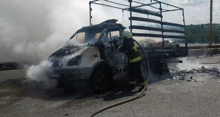 У Дніпрі на Південному мосту вщент згоріла вантажівка