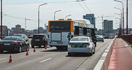 В Днепре из-за столкновения маршрутки с легковушкой образовалась пробка на Новом мосту