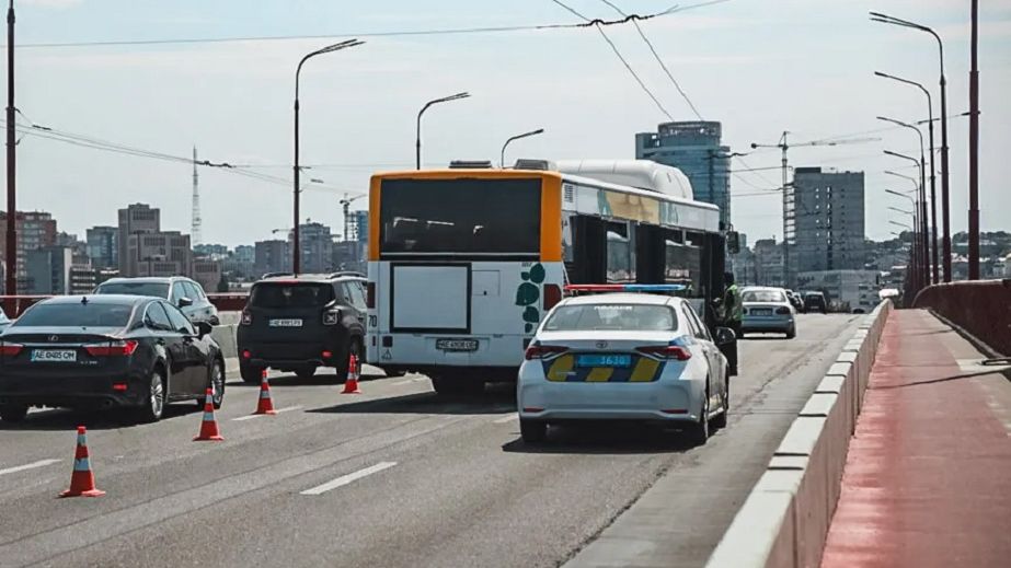 В Днепре из-за столкновения маршрутки с легковушкой образовалась пробка на Новом мосту