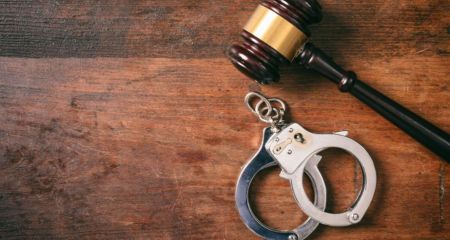 У Кривому Розі жінка ганялася за свекрухою із сокирою