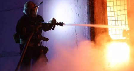 Рятувальники Дніпра показали, як гасили пожежу на об’єктах інфраструктури після атаки "шахедами"