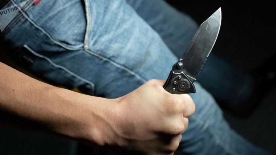 На Днепропетровщине мужчина ворвался в бар и стал бить посетителей ножом
