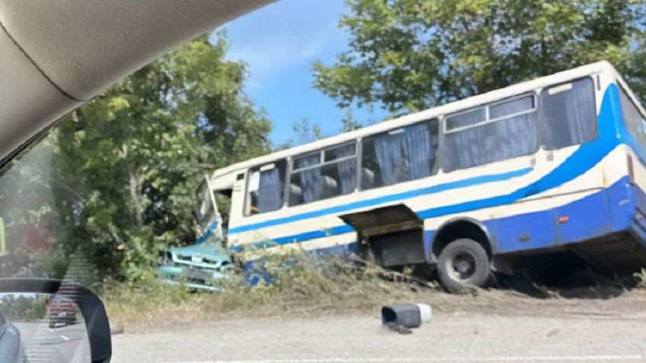На Дніпропетровщині легковик врізався у маршрутку, є загиблий
