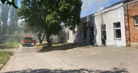 В Кривом Роге вспыхнул пожар на складе