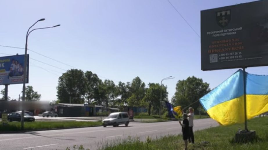 В Павлограде учительница каждый день на дороге приветствует военных, едущих в сторону фронта (ВИДЕО)