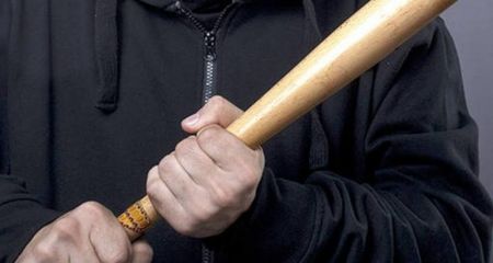 В Кривом Роге мужчина из-за ревности к жене избил водителя битой