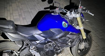 В Днепре водитель мотоцикла с поддельным номером пытался сбежать от патрульных