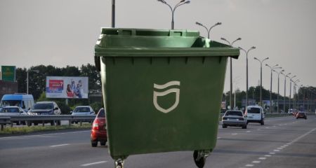 В Днепре на Слобожанском проспекте неизвестные расставили мусорные баки посреди дороги