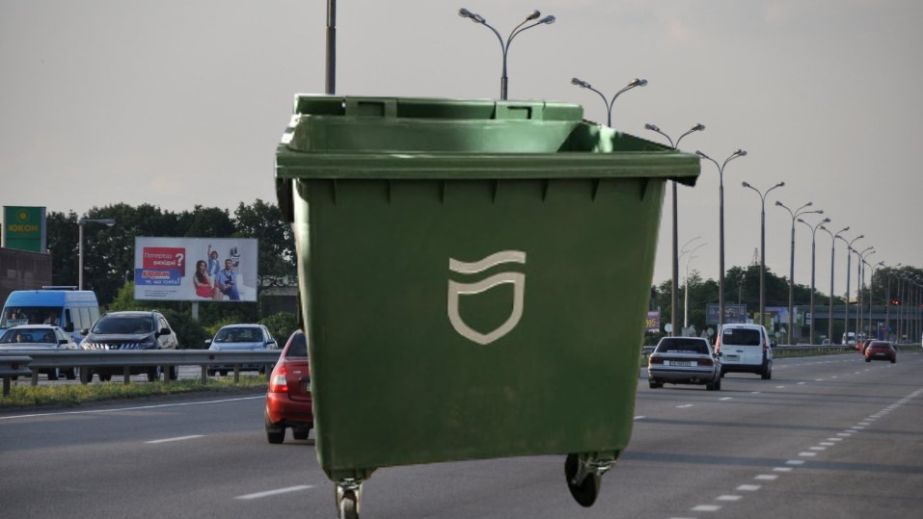 В Днепре на Слобожанском проспекте неизвестные расставили мусорные баки посреди дороги