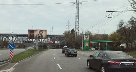 В Днепре на Сичеславской набережной произошло ДТП, в результате которого ВАЗ протаранил Porsche