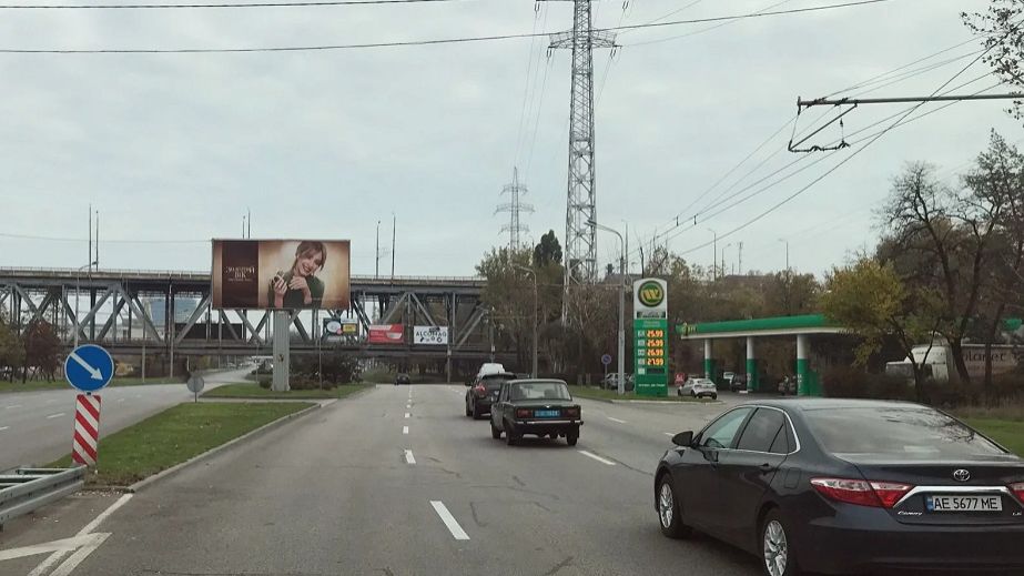 В Днепре на Сичеславской набережной произошло ДТП, в результате которого ВАЗ протаранил Porsche