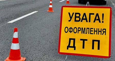У Кривому Розі легковик протаранив дерево (ВІДЕО)