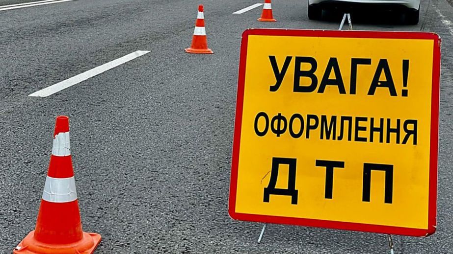 У Кривому Розі легковик протаранив дерево (ВІДЕО)