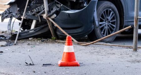 У Дніпрі біля Нового мосту автомобіль протаранив зупинку громадського транспорту (ВІДЕО)