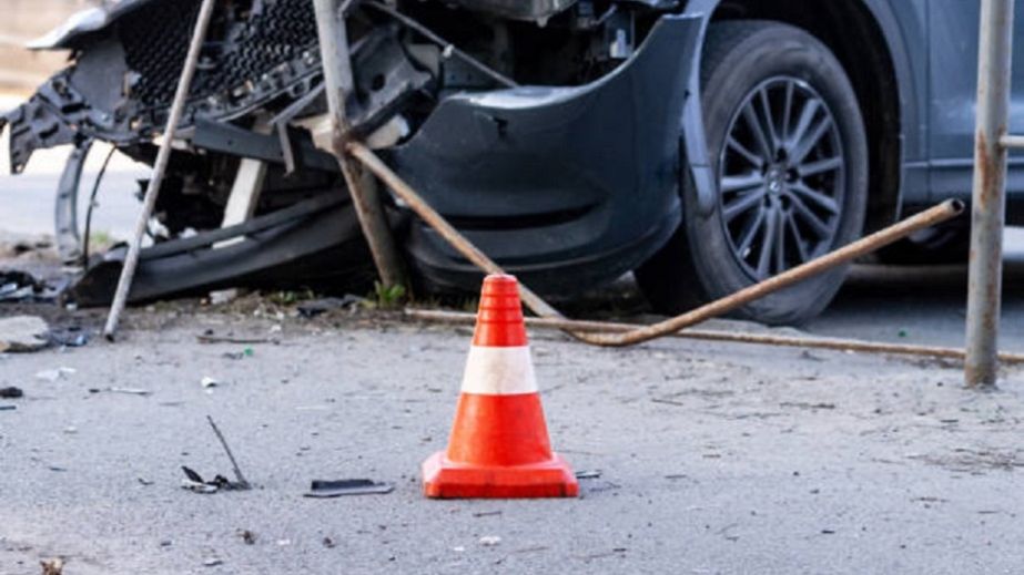 У Дніпрі біля Нового мосту автомобіль протаранив зупинку громадського транспорту (ВІДЕО)