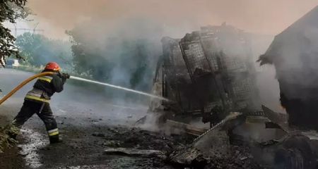 На Днепропетровщине посреди трассы загорелась фура