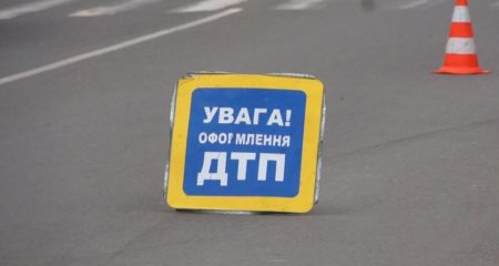 У Дніпрі зіткнулися дві автівки та мотоцикл, є постраждалий