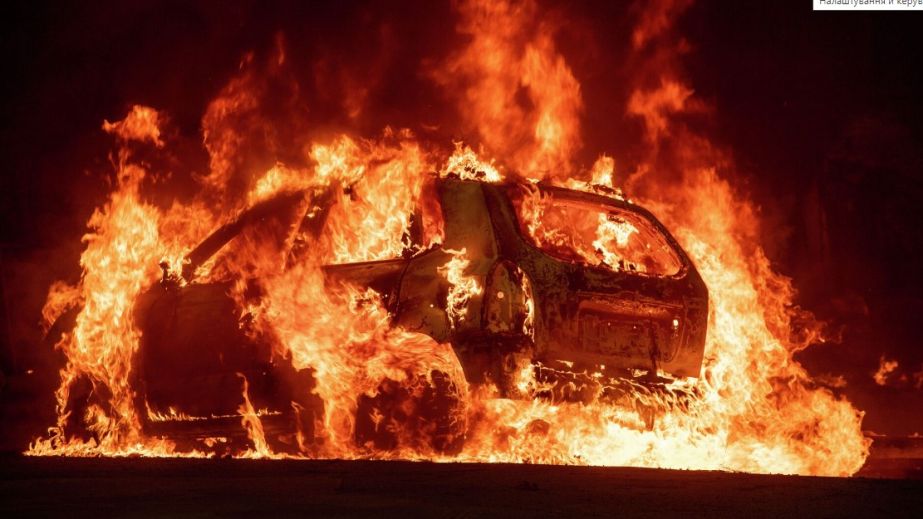 В Днепре за одну ночь горели два автомобиля