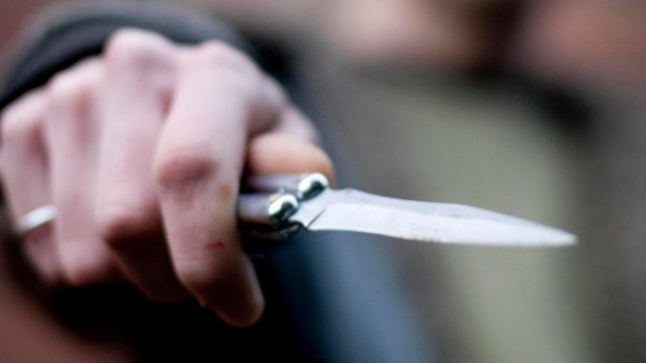 Полицейские задержали мужчину, едва не убившего знакомого ножом