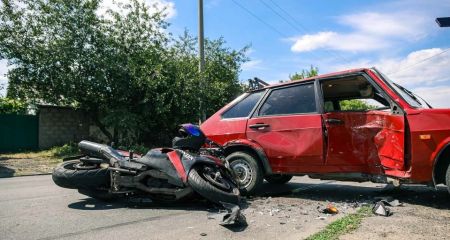 В Днепре на Сахарова столкнулись автомобиль и мотоцикл: есть пострадавшие (ФОТО)