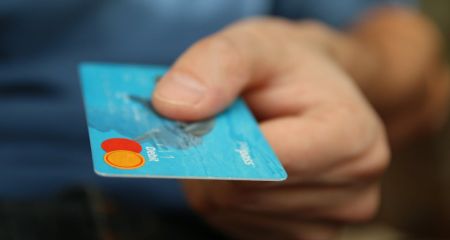 Украл карточку и ни в чем себе не отказывал: на Днепропетровщине мужчина обманул собственную мать