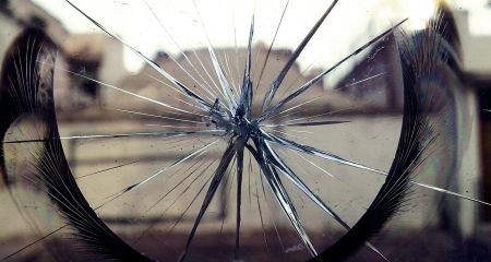 Под Днепром обломок вражеского БПЛА повредил автомобиль