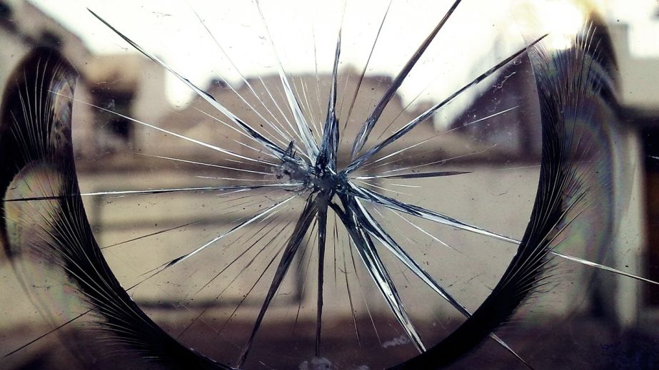 Під Дніпром уламок ворожого БПЛА пошкодив автівку